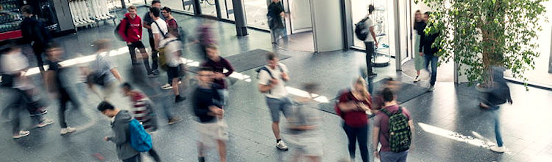 Menschen im Foyer